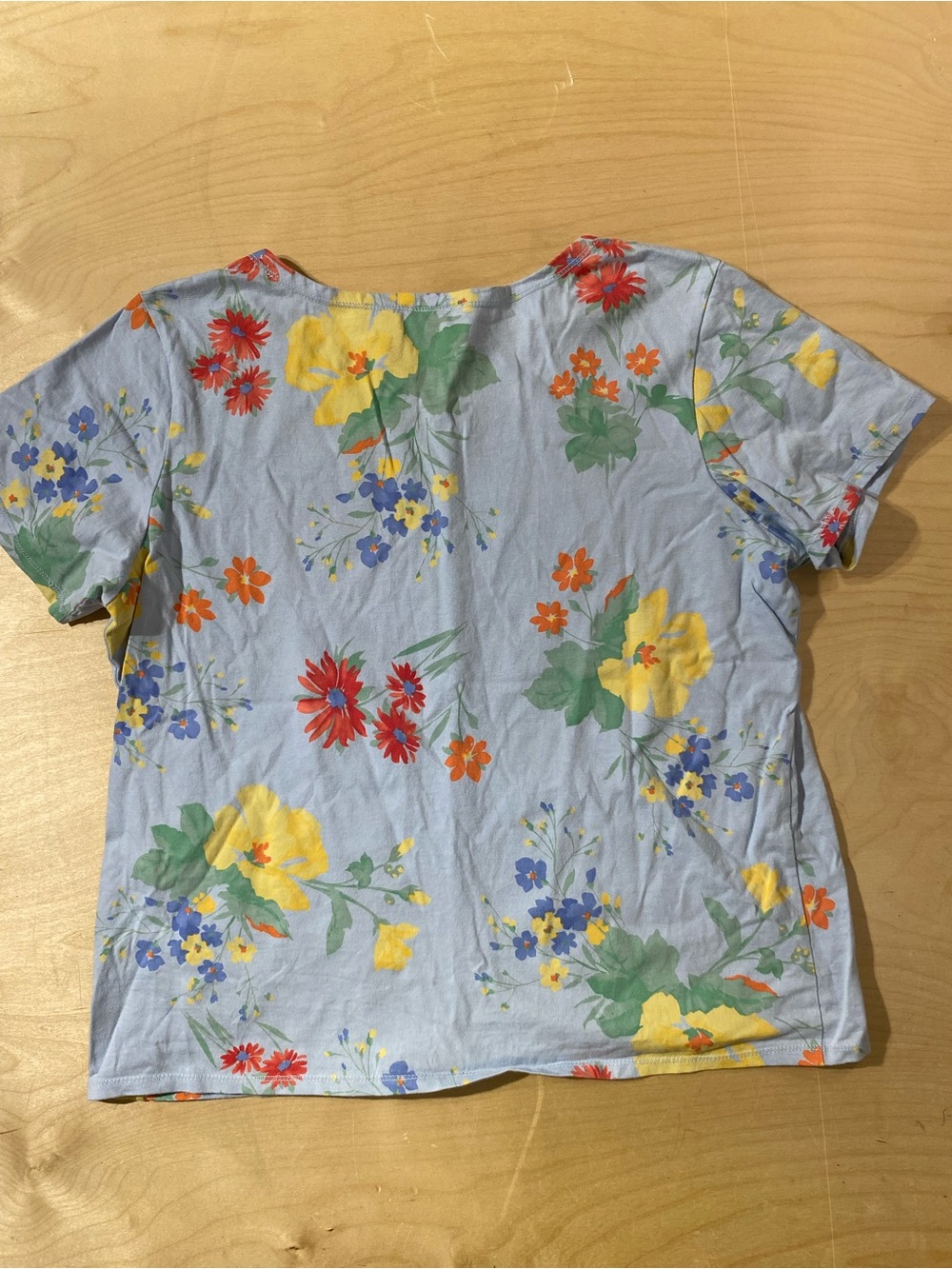 Liz Claiborne Light Blue Floral Tee with Yellow, Red & Blue Accents XL (SM) - Picture 6 of 7